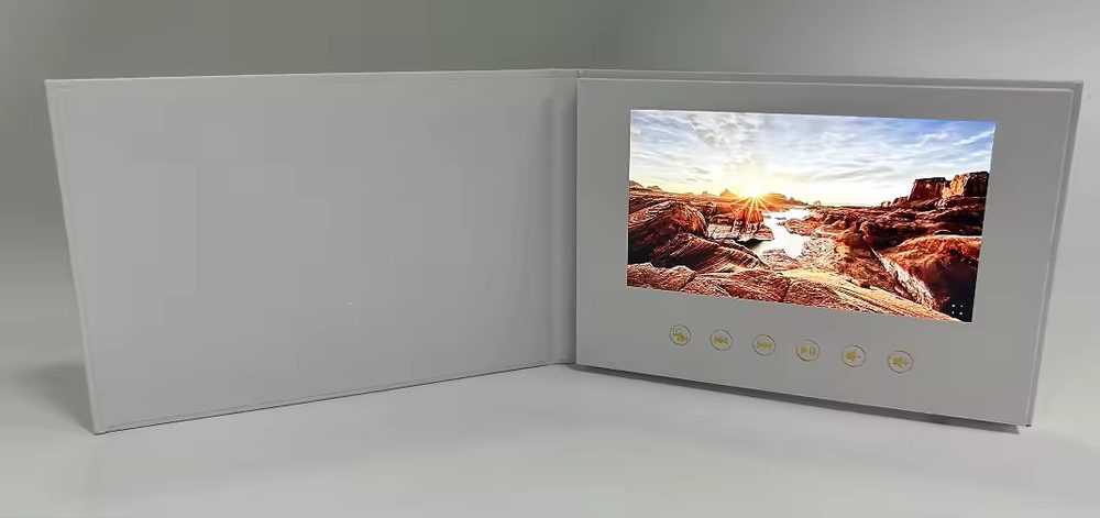 表紙を開くと画面にムービーが再生されているムービーブック